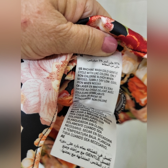 Smocked sleeveless summer floral top with keyhole neckline front & back. Size XL - Picture 10 of 14